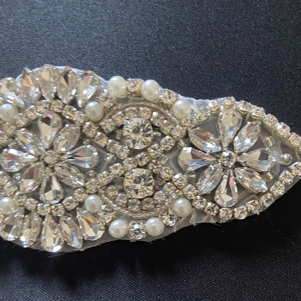 Elegant rhinestone and Pearl appliqué belt - Picture 3 of 5